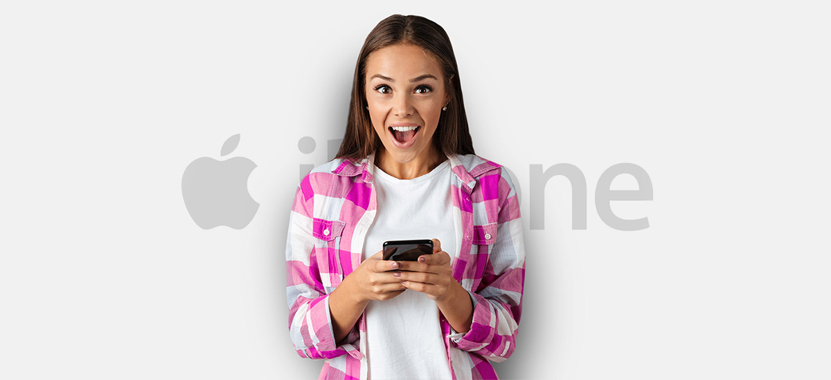 Mujer joven sonriendo después de descubrir cómo desbloquear su iPhone sin un código de acceso.