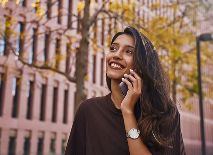 Young woman talking on Straight Talk phone.